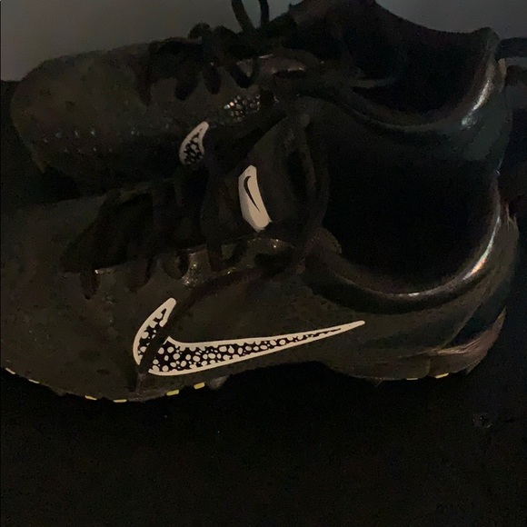 black and white nike softball cleats